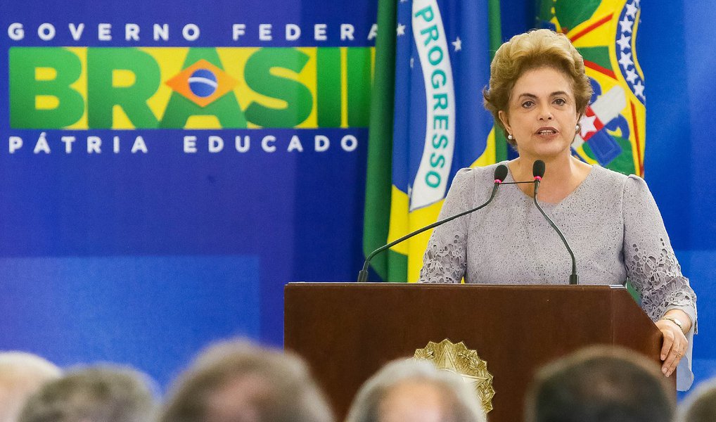 Em um duro discurso contra a ruptura da democracia, durante encontro que reuniu uma centenas de juristas pela legalidade democrática, a presidente Dilma Rousseff denunciou que impeachment sem crime é golpe; "Que fique claro. Me sobram energia, disposição e respeito à democracia para fazer o enfrentamento necessário à conjuração contra a estabilidade democrática"; ela sugeriu que façamos a defesa das instituições "das ameaças que estão sofrendo" e declarou: "tenho certeza, não vai ter golpe!"; Dilma voltou a criticar a gravação e a divulgação de conversas suas pelo juiz Sérgio Moro; "A Constituição é rasgada quando são gravadas e divulgadas conversas da presidente sem autorização do STF" (Foto: Aquiles Lins) Em um duro discurso contra a ruptura da democracia, durante encontro que reuniu uma centenas de juristas pela legalidade democrática, a presidente Dilma Rousseff denunciou que impeachment sem crime é golpe; "Que fique claro. Me sobram energia, disposição e respeito à democracia para fazer o enfrentamento necessário à conjuração contra a estabilidade democrática"; ela sugeriu que façamos a defesa das instituições "das ameaças que estão sofrendo" e declarou: "tenho certeza, não vai ter golpe!"; Dilma voltou a criticar a gravação e a divulgação de conversas suas pelo juiz Sérgio Moro; "A Constituição é rasgada quando são gravadas e divulgadas conversas da presidente sem autorização do STF"