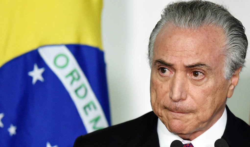 Vice-presidente não teria gostado da movimentação de seus correligionários peemedebistas, que elaboram, supostamente sem seu aval, um plano de abreviar o processo de impeachment da presidente Dilma Rousseff; "Ninguém falou desse assunto comigo. O Henrique Meirelles me disse ontem que tem gente falando demais, e ele tem razão', disse Temer, segundo a Folha; receio de aliados do vice-presidente é que, diante da ameaça de um recesso branco a partir de agosto, por conta das eleições municipais, uma eventual nova gestão enfrente dificuldades para garantir quórum, sobretudo na Câmara (Foto: Realle Palazzo-Martini) Vice-presidente não teria gostado da movimentação de seus correligionários peemedebistas, que elaboram, supostamente sem seu aval, um plano de abreviar o processo de impeachment da presidente Dilma Rousseff; "Ninguém falou desse assunto comigo. O Henrique Meirelles me disse ontem que tem gente falando demais, e ele tem razão', disse Temer, segundo a Folha; receio de aliados do vice-presidente é que, diante da ameaça de um recesso branco a partir de agosto, por conta das eleições municipais, uma eventual nova gestão enfrente dificuldades para garantir quórum, sobretudo na Câmara