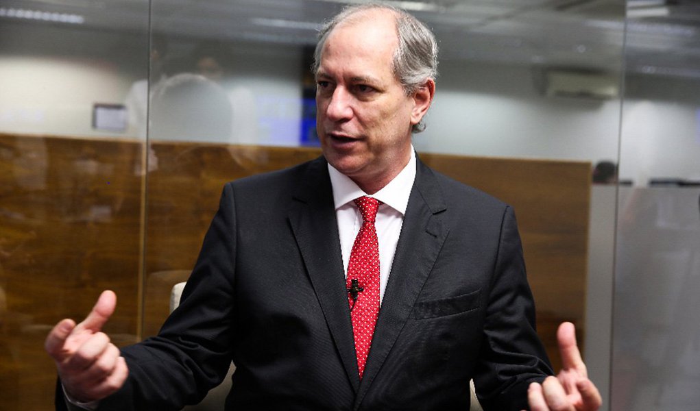 Em entrevista à revista Fórum, o ex-ministro Cir Gomes fez críticas à mídia tradicional, chamou Eduardo Cunha (PMDB-RJ) de “gângster” e disse acreditar ainda em um milagre para barrar o impeachment: "E se a gente conseguir, mesmo perfurando a interdição da grande mídia, conseguir que nosso povo acorde, e perceba que o que está acontecendo é basicamente um assalto aos interesses da população mais pobre, e esse povo vier para rua e cercar o Senado, quem sabe esse milagre não aconteça" (Foto: Roberta Namour) Em entrevista à revista Fórum, o ex-ministro Cir Gomes fez críticas à mídia tradicional, chamou Eduardo Cunha (PMDB-RJ) de “gângster” e disse acreditar ainda em um milagre para barrar o impeachment: "E se a gente conseguir, mesmo perfurando a interdição da grande mídia, conseguir que nosso povo acorde, e perceba que o que está acontecendo é basicamente um assalto aos interesses da população mais pobre, e esse povo vier para rua e cercar o Senado, quem sabe esse milagre não aconteça"