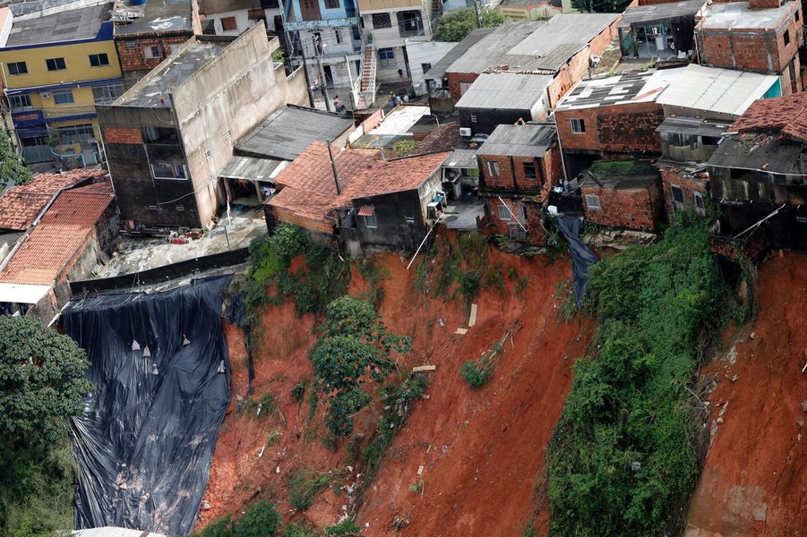 Até a manhã desta terça-feira (3), a Defesa Civil de Salvador (Codesal) recebeu 34 solicitações de emergência, a maioria referente a ameaças de desabamento de imóvel, com 16 chamados; o órgão informa que continua monitorando toda a cidade, principalmente as áreas de risco da capital baiana; o Instituto Nacional de Meteorologia prevê para os próximos dois dias tempo nublado com chuvas constantes; a temperatura para este início de semana fica entre 21º e 29º (Foto: Romulo Faro) Até a manhã desta terça-feira (3), a Defesa Civil de Salvador (Codesal) recebeu 34 solicitações de emergência, a maioria referente a ameaças de desabamento de imóvel, com 16 chamados; o órgão informa que continua monitorando toda a cidade, principalmente as áreas de risco da capital baiana; o Instituto Nacional de Meteorologia prevê para os próximos dois dias tempo nublado com chuvas constantes; a temperatura para este início de semana fica entre 21º e 29º