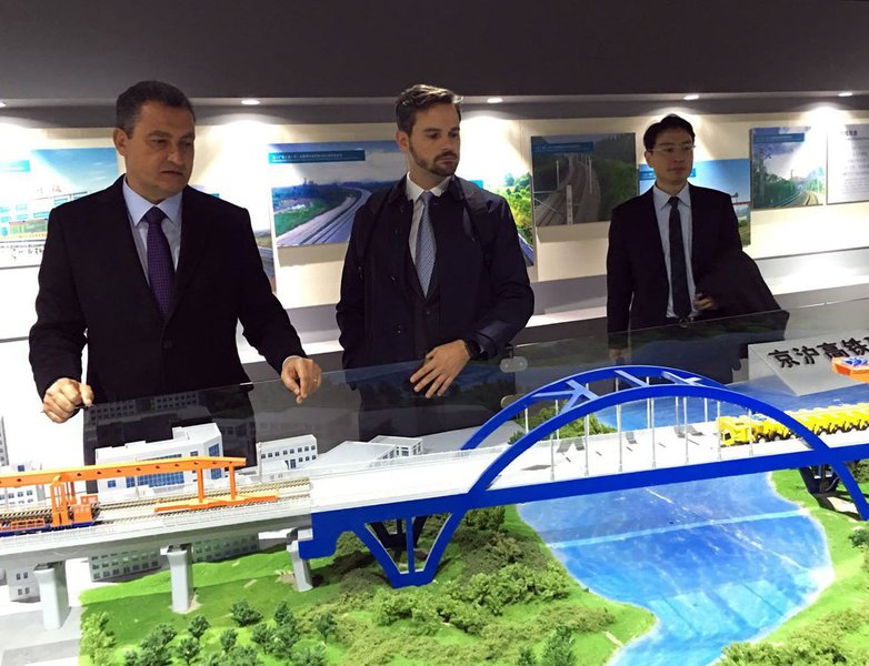 De volta da viagem oficial que fez à China, o governador Rui Costa disse nesta segunda-feira que "importantes obras de infraestrutura, equipamentos e mobilidade urbana para a Bahia ganharão nos próximos meses um novo impulso"; "Os chineses possuem a tecnologia mais avançada e experiência de sobra para fazer essas obras avançarem na velocidade que a Bahia precisa. Nossos projetos entusiasmaram os dirigentes da Crec e Clai-Fund, e isso permitiu estabelecermos um acordo histórico, que vai viabilizar os investimentos e destravar de uma vez por todas essas obras importantes para a Bahia", diz Rui (Foto: Romulo Faro) De volta da viagem oficial que fez à China, o governador Rui Costa disse nesta segunda-feira que "importantes obras de infraestrutura, equipamentos e mobilidade urbana para a Bahia ganharão nos próximos meses um novo impulso"; "Os chineses possuem a tecnologia mais avançada e experiência de sobra para fazer essas obras avançarem na velocidade que a Bahia precisa. Nossos projetos entusiasmaram os dirigentes da Crec e Clai-Fund, e isso permitiu estabelecermos um acordo histórico, que vai viabilizar os investimentos e destravar de uma vez por todas essas obras importantes para a Bahia", diz Rui