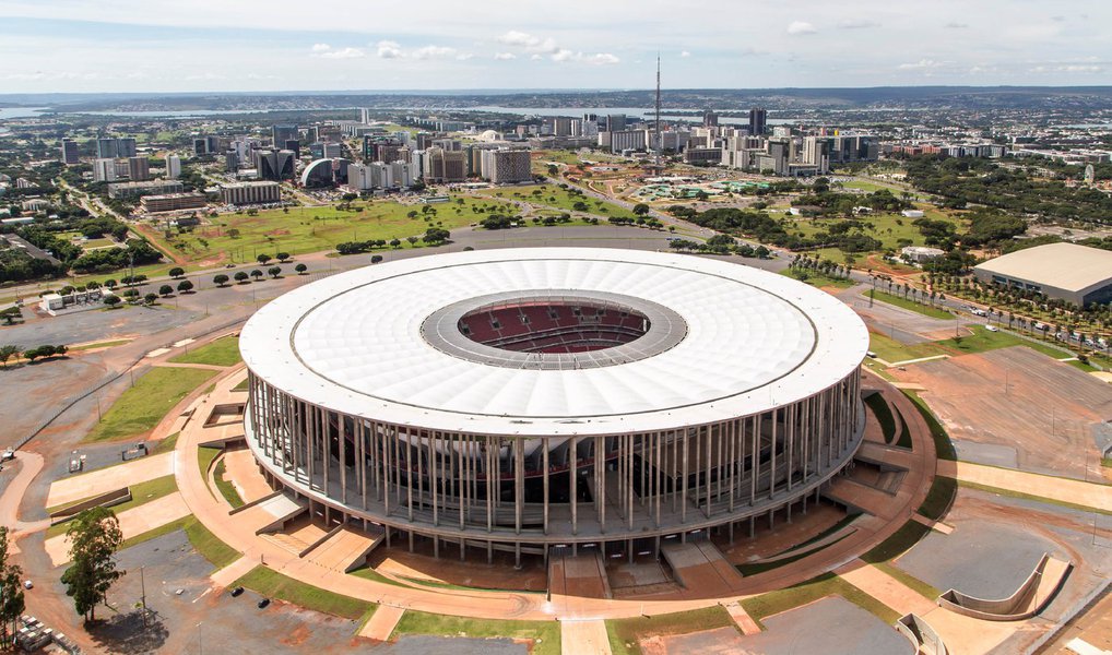 O governo do Distrito Federal convocou empresas privadas a "manifestarem interesse" pela gestão do complexo esportivo no centro de Brasília, incluindo prédios como o estádio Mané Garrincha, sede da Copa do Mundo de 2014, e o ginásio Nilson Nelson; o edital é o pontapé inicial para a transferência desses espaços para a gestão privada; a ideia é que os estudos de viabilidade sejam feitos pelas próprias empresas, que deverão indicar propostas para revitalizar a área e promover a realização de eventos (Foto: Leonardo Lucena) O governo do Distrito Federal convocou empresas privadas a "manifestarem interesse" pela gestão do complexo esportivo no centro de Brasília, incluindo prédios como o estádio Mané Garrincha, sede da Copa do Mundo de 2014, e o ginásio Nilson Nelson; o edital é o pontapé inicial para a transferência desses espaços para a gestão privada; a ideia é que os estudos de viabilidade sejam feitos pelas próprias empresas, que deverão indicar propostas para revitalizar a área e promover a realização de eventos