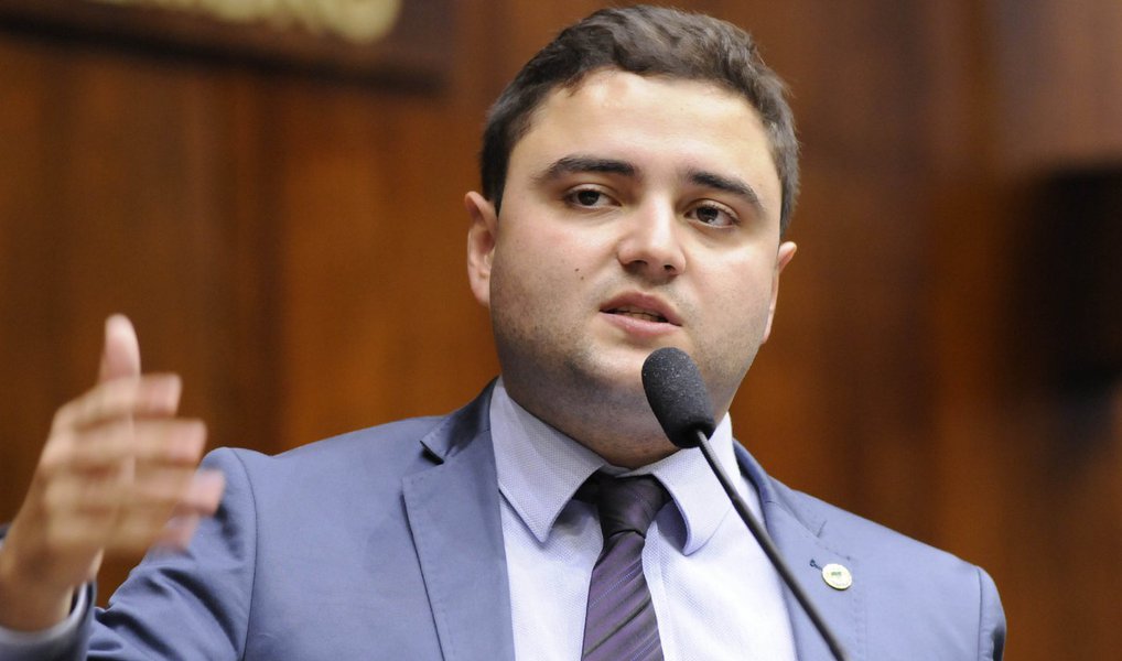 A Associação Nacional de Deputados Estaduais do PMDB, composta por 154 parlamentares, divulgou uma nota nesta quinta (17) pedindo a saída imediata do partido do governo federal; a nota assinada pelo presidente da associação, o deputado gaúcho Gabriel Souza, diz que o PMDB tem "grande responsabilidade com o país" e que "deve construir um projeto próprio que resulte na volta do crescimento econômico do Brasil"; "Não tem como ficar num governo que não tem moral para governar. Ela já está impedida politicamente de governar porque não tem apoio do Congresso e muito menos da população", disse (Foto: Valter Lima) A Associação Nacional de Deputados Estaduais do PMDB, composta por 154 parlamentares, divulgou uma nota nesta quinta (17) pedindo a saída imediata do partido do governo federal; a nota assinada pelo presidente da associação, o deputado gaúcho Gabriel Souza, diz que o PMDB tem "grande responsabilidade com o país" e que "deve construir um projeto próprio que resulte na volta do crescimento econômico do Brasil"; "Não tem como ficar num governo que não tem moral para governar. Ela já está impedida politicamente de governar porque não tem apoio do Congresso e muito menos da população", disse