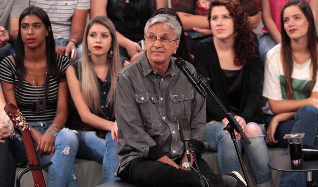 Uma das vítimas do Golpe Militar de 1964, o cantor e compositor Caetano Veloso comparou o cenário político atual com o ambiente que propiciou a derrubada do presidente João Goulart; "A manifestação não é suficientemente diferente da que levou ao golpe de 64″, argumenta; "Os ânimos estão exaltados e os acontecimentos, sendo atropelados", disse Caetano durante gravação do programa "Altas Horas", que vai ao ar neste sábado 19 (Foto: Aquiles Lins) Uma das vítimas do Golpe Militar de 1964, o cantor e compositor Caetano Veloso comparou o cenário político atual com o ambiente que propiciou a derrubada do presidente João Goulart; "A manifestação não é suficientemente diferente da que levou ao golpe de 64″, argumenta; "Os ânimos estão exaltados e os acontecimentos, sendo atropelados", disse Caetano durante gravação do programa "Altas Horas", que vai ao ar neste sábado 19