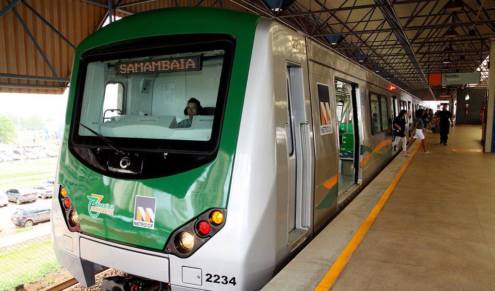 Metroviários do Distrito Federal decidiram paralisar as atividades nesta domingo, 16, dia de votação do impeachment na Câmara dos Deputados, quando são aguardados milhares de manifestantes da Esplanada dos Ministérios; para a categoria, situação na capital será crítica em razão de possíveis confrontos entre grupos pró e contra o impeachment de Dilma, o que poderá resultar em vandalismos, saques e depredações; "A categoria metroviária teve a coragem que deveria partir do Metrô-DF de não realizar uma operação em condições críticas, colocando em risco a vida de seus empregados e usuários" (Foto: Aquiles Lins) Metroviários do Distrito Federal decidiram paralisar as atividades nesta domingo, 16, dia de votação do impeachment na Câmara dos Deputados, quando são aguardados milhares de manifestantes da Esplanada dos Ministérios; para a categoria, situação na capital será crítica em razão de possíveis confrontos entre grupos pró e contra o impeachment de Dilma, o que poderá resultar em vandalismos, saques e depredações; "A categoria metroviária teve a coragem que deveria partir do Metrô-DF de não realizar uma operação em condições críticas, colocando em risco a vida de seus empregados e usuários"