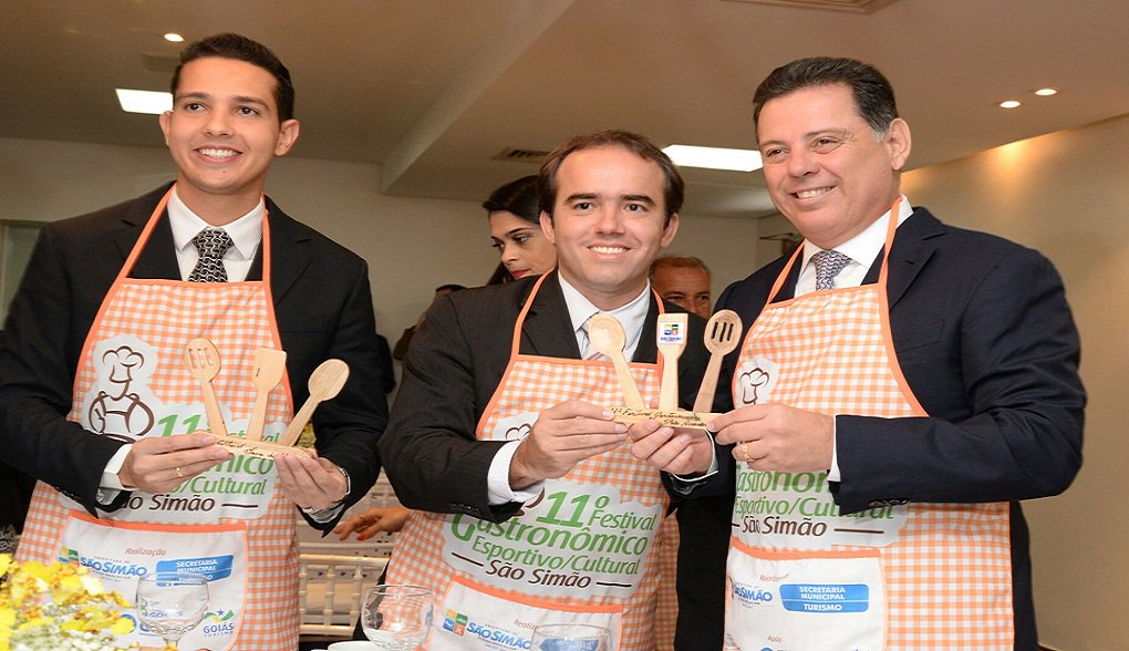 Ao abrir a 11ª edição do Festival Gastronômico São Simão, nesta quarta-feira, o governador Marconi Perillo disse que investimentos nas áreas cultural e educacional são fundamentais para a transformação da sociedade; “O que marca e transforma um povo é a cultura, a educação. O Brasil não precisaria estar passando pelas crises por que passa hoje, econômica, ética, moral, política, se nós tivéssemos o compromisso anterior com o desafio da educação e cultura”; Marconi alertou para o papel da classe política e afirmou que o Brasil precisa de “uma mudança radical” em relação aos princípios e valores que estão faltando na sociedade (Foto: José Barbacena) Ao abrir a 11ª edição do Festival Gastronômico São Simão, nesta quarta-feira, o governador Marconi Perillo disse que investimentos nas áreas cultural e educacional são fundamentais para a transformação da sociedade; “O que marca e transforma um povo é a cultura, a educação. O Brasil não precisaria estar passando pelas crises por que passa hoje, econômica, ética, moral, política, se nós tivéssemos o compromisso anterior com o desafio da educação e cultura”; Marconi alertou para o papel da classe política e afirmou que o Brasil precisa de “uma mudança radical” em relação aos princípios e valores que estão faltando na sociedade