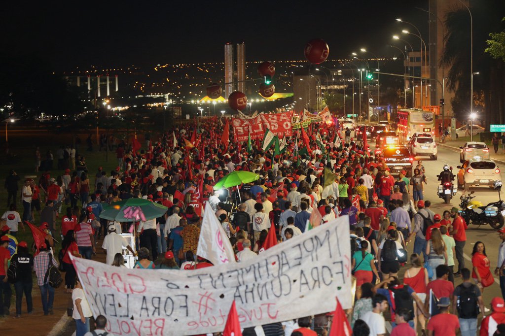Brasília-DF 16-12-2015 Fotos Lula Marques/ agência PT Protesto contra o impeachment da presidente Dilma Rousseff, em Brasília. (Foto: Roberto Amaral) Brasília-DF 16-12-2015 Fotos Lula Marques/ agência PT Protesto contra o impeachment da presidente Dilma Rousseff, em Brasília.