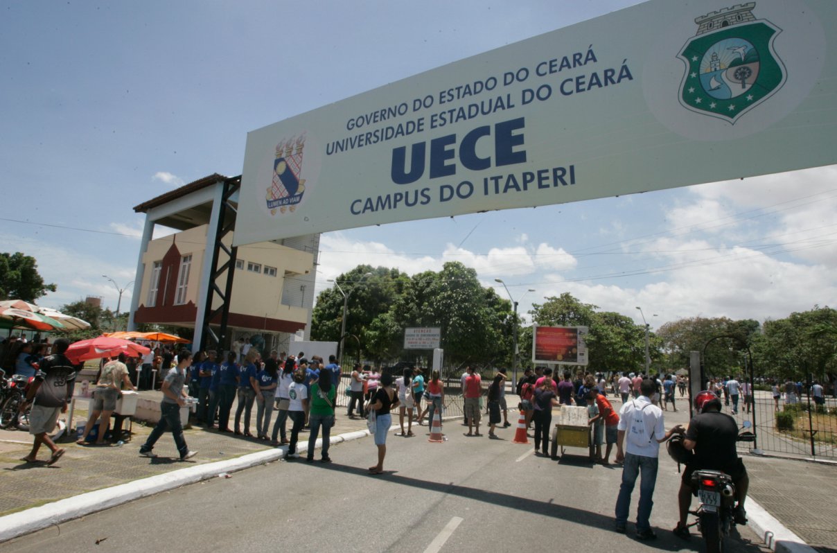 Enquanto o governador nomeia 81 novos professores pra reforçar o quadro docente, o impasse do reajuste salarial continua e o Sindicato dos Docentes da UECE está convocando a categoria para uma Assembleia Geral, no próximo dia 18 para discutir o indicativo de greve (Foto: Fatima 247) Enquanto o governador nomeia 81 novos professores pra reforçar o quadro docente, o impasse do reajuste salarial continua e o Sindicato dos Docentes da UECE está convocando a categoria para uma Assembleia Geral, no próximo dia 18 para discutir o indicativo de greve