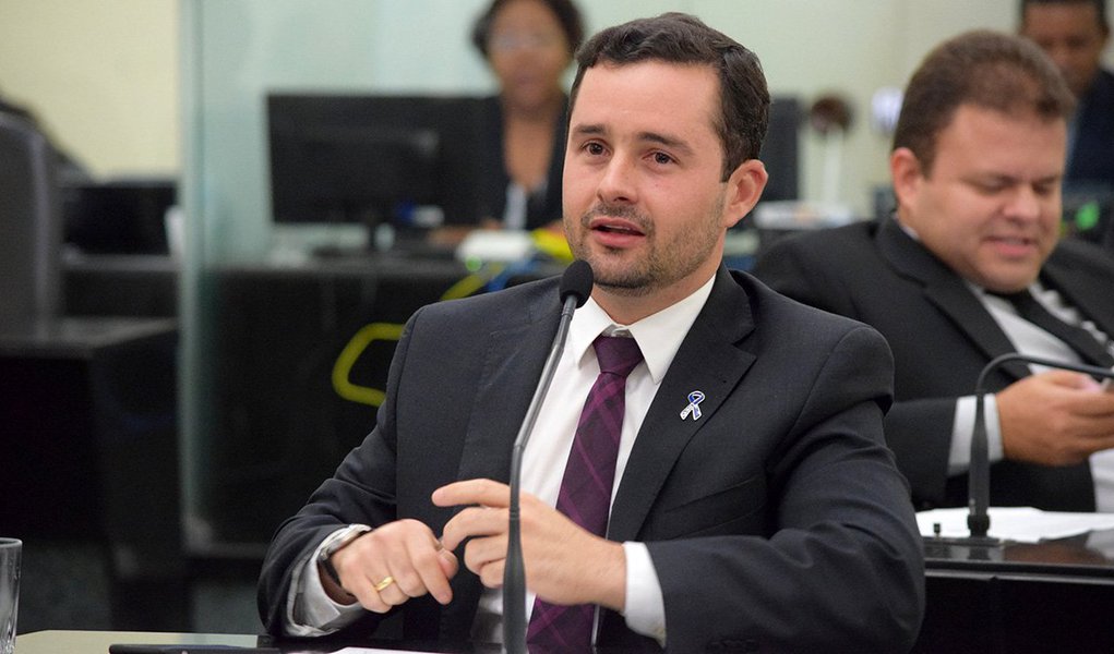O plenário da Assembleia Legislativa do Estado (ALE) aprovou, em primeira discussão, o projeto de lei que libera a venda de bebida alcoólica nos estádios alagoanos; autor da matéria, o deputado Bruno Toledo (PSDB) defendeu que o Estatuto do Torcedor é o responsável pela diminuição da violência nos estádios brasileiros, e não a proibição da venda de bebidas alcoólicas (Foto: Voney Malta) O plenário da Assembleia Legislativa do Estado (ALE) aprovou, em primeira discussão, o projeto de lei que libera a venda de bebida alcoólica nos estádios alagoanos; autor da matéria, o deputado Bruno Toledo (PSDB) defendeu que o Estatuto do Torcedor é o responsável pela diminuição da violência nos estádios brasileiros, e não a proibição da venda de bebidas alcoólicas