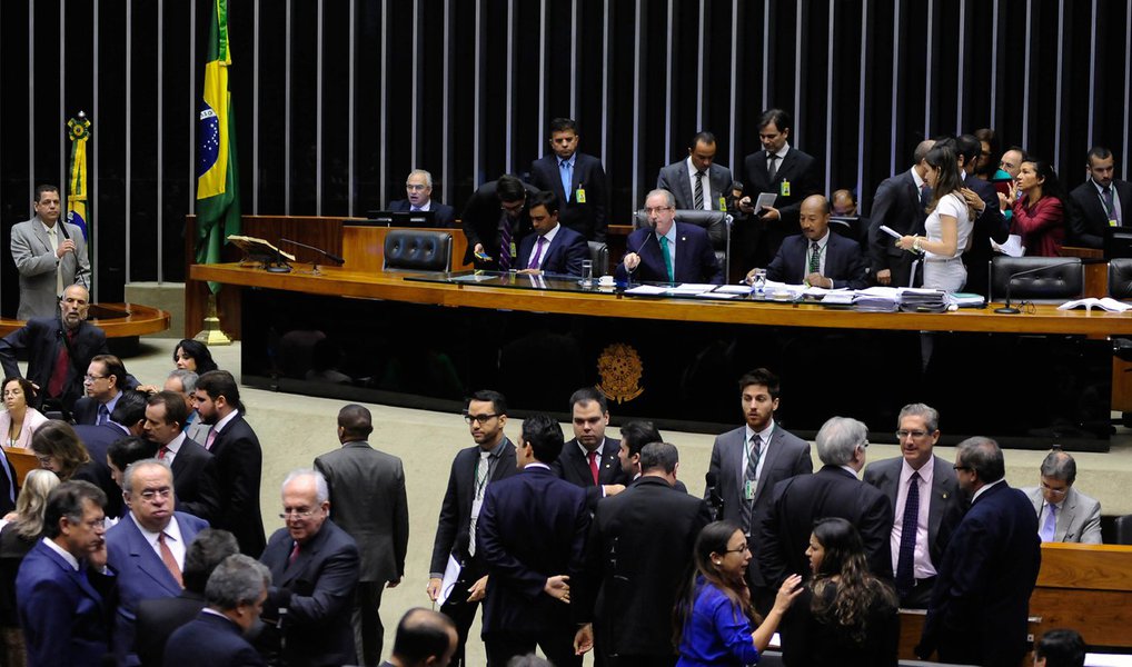 Secretaria Geral da Mesa da Câmara dos Deputados informou que foram protocoladas duas chapas que concorrem para a Comissão Especial destinada a dar parecer sobre o pedido de impeachment; Chapa 1, que tem as indicações do governo, conta com 49 membros; já a Chapa 2, que foi formada por partidos de oposição, em sua maioria, tem 38 inscritos; a escolha da chapa vai à votação secreta no Plenário nesta terça-feira, 8, e pode ser o primeiro teste de fogo do governo na luta contra o golpe; confira os integrantes de cada chapa (Foto: Aquiles Lins) Secretaria Geral da Mesa da Câmara dos Deputados informou que foram protocoladas duas chapas que concorrem para a Comissão Especial destinada a dar parecer sobre o pedido de impeachment; Chapa 1, que tem as indicações do governo, conta com 49 membros; já a Chapa 2, que foi formada por partidos de oposição, em sua maioria, tem 38 inscritos; a escolha da chapa vai à votação secreta no Plenário nesta terça-feira, 8, e pode ser o primeiro teste de fogo do governo na luta contra o golpe; confira os integrantes de cada chapa