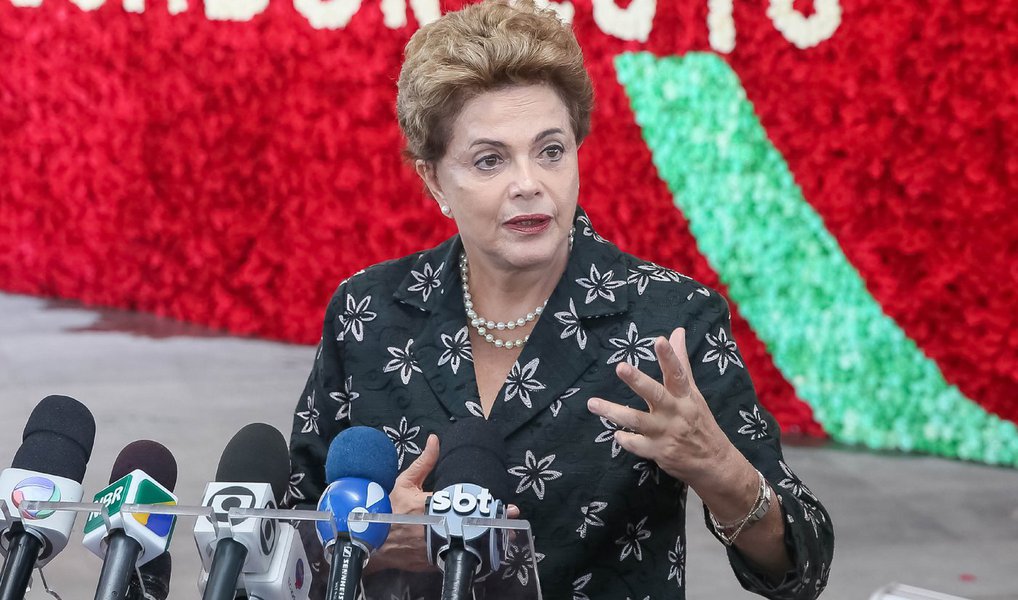 Por meio de sua conta no Twitter, a presidente Dilma Rousseff defendeu nesta quarta-feira, 27, que o país precisa "lançar uma guerra" contra o mosquito transmissor da dengue, da chikungunya e o Zika; "Enquanto não temos vacina contra o vírus Zika, a guerra deve se concentrar no extermínio de criadouros do mosquito", disse Dilma; "Acabar com o Zika é responsabilidade de todos nós e de cada um", acrescentou; Brasil tem atualmente 3.448 casos suspeitos de microcefalia ligada ao Zika e 270 confirmados (Foto: Aquiles Lins) Por meio de sua conta no Twitter, a presidente Dilma Rousseff defendeu nesta quarta-feira, 27, que o país precisa "lançar uma guerra" contra o mosquito transmissor da dengue, da chikungunya e o Zika; "Enquanto não temos vacina contra o vírus Zika, a guerra deve se concentrar no extermínio de criadouros do mosquito", disse Dilma; "Acabar com o Zika é responsabilidade de todos nós e de cada um", acrescentou; Brasil tem atualmente 3.448 casos suspeitos de microcefalia ligada ao Zika e 270 confirmados
