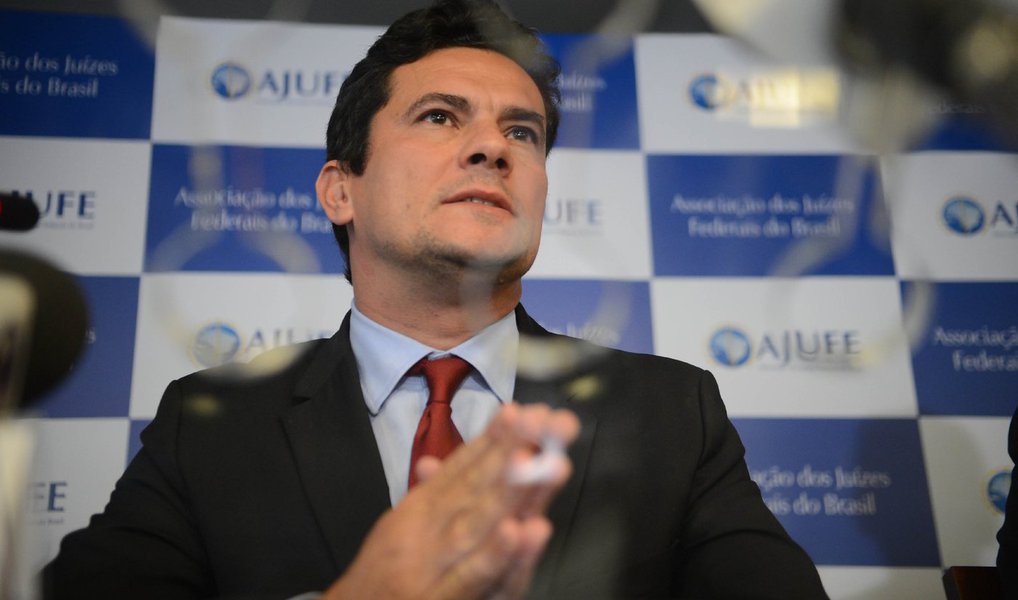 Juízes Federais de todo país realizaram nas seções judiciárias da Justiça Federal um ato simultâneo em defesa do juiz Sérgio Moro; segundo a Associação de Juízes Federais do Brasil (Ajufe), o ato teve o objetivo de apoiar a independência judicial de Moro e dos magistrados federais que atuam na Operação Lava Jato, da Polícia Federal (Foto: Leonardo Lucena) Juízes Federais de todo país realizaram nas seções judiciárias da Justiça Federal um ato simultâneo em defesa do juiz Sérgio Moro; segundo a Associação de Juízes Federais do Brasil (Ajufe), o ato teve o objetivo de apoiar a independência judicial de Moro e dos magistrados federais que atuam na Operação Lava Jato, da Polícia Federal