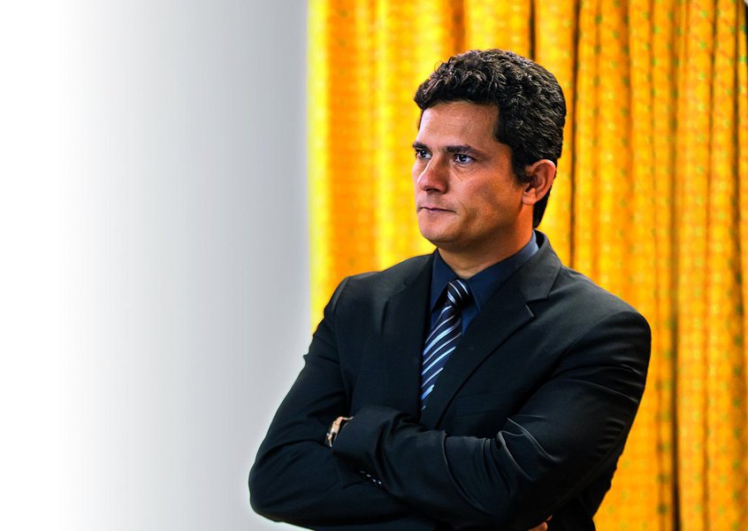 Pesquisa apresentada à Fiesp por uma empresa que monitora redes sociais revela ranhuras à imagem de 'herói' do juiz Sérgio Moro, responsável pela Operação Lava Jato; de acordo com o levantamento, apoio às ações de Moro despencou de 90% para menos de 60%; desgaste se dá após episódios controversos, como a condução coercitiva de Lula e a suspensão provisória pelo Supremo da investigação contra o ex-presidente (Foto: Romulo Faro) Pesquisa apresentada à Fiesp por uma empresa que monitora redes sociais revela ranhuras à imagem de 'herói' do juiz Sérgio Moro, responsável pela Operação Lava Jato; de acordo com o levantamento, apoio às ações de Moro despencou de 90% para menos de 60%; desgaste se dá após episódios controversos, como a condução coercitiva de Lula e a suspensão provisória pelo Supremo da investigação contra o ex-presidente