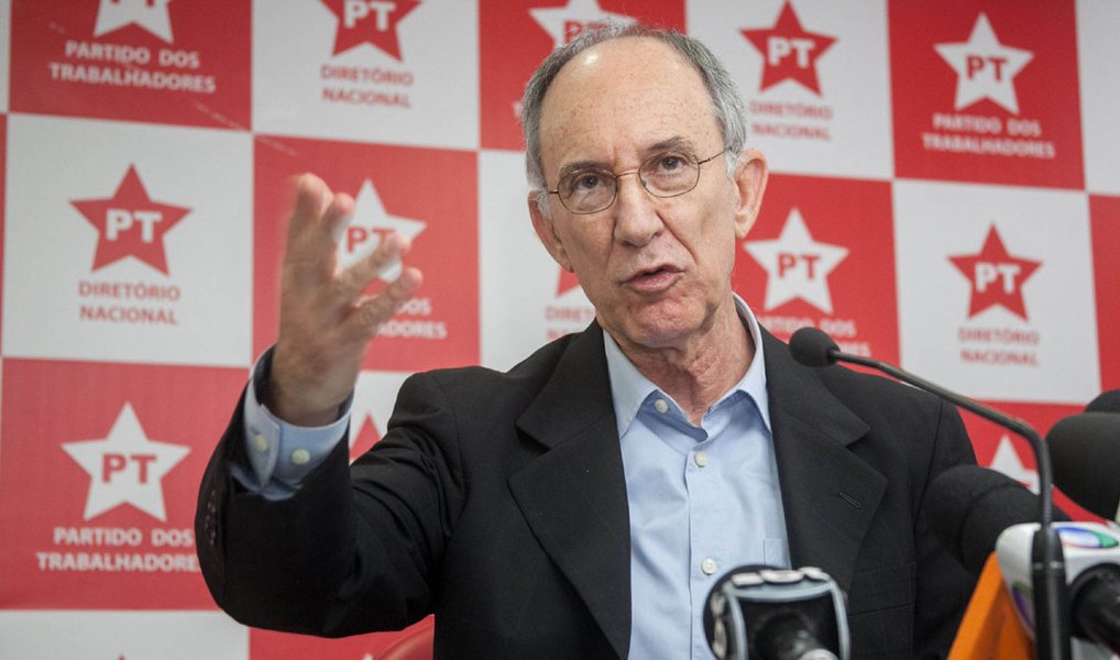Em entrevista ao jornal La Nación, da Argentina, o presidente do PT, Rui Falcão, comparou o dia da votação do impeachment no plenário da Câmara, marcada para o próximo dia 17, a uma final da Copa do Mundo; "Se ganharmos, como espero, será como se o Brasil fosse hexacampeão. Se perdermos, será pior que a derrota de 7 a 1 contra a Alemanha"; ele também expôs erros do PT (Foto: Gisele Federicce) Em entrevista ao jornal La Nación, da Argentina, o presidente do PT, Rui Falcão, comparou o dia da votação do impeachment no plenário da Câmara, marcada para o próximo dia 17, a uma final da Copa do Mundo; "Se ganharmos, como espero, será como se o Brasil fosse hexacampeão. Se perdermos, será pior que a derrota de 7 a 1 contra a Alemanha"; ele também expôs erros do PT