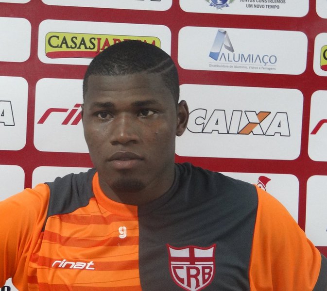 O jogador Lúcio Maranhão, atleta do CRB, foi preso, na madrugada deste sábado (9), em Maceió, ao ser flagrado numa blitz da Lei Seca; de acordo com o relatório do Centro Integrado de Operações da Segurança Pública (Ciosp), ele apresentava visíveis sinais de embriaguez, o que foi constatado após o teste do etilômetro; autuado em flagrante e levado a uma delegacia, foi liberado após pagar fiança (Foto: Voney Malta) O jogador Lúcio Maranhão, atleta do CRB, foi preso, na madrugada deste sábado (9), em Maceió, ao ser flagrado numa blitz da Lei Seca; de acordo com o relatório do Centro Integrado de Operações da Segurança Pública (Ciosp), ele apresentava visíveis sinais de embriaguez, o que foi constatado após o teste do etilômetro; autuado em flagrante e levado a uma delegacia, foi liberado após pagar fiança