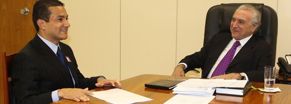 Segundo a colunista Natuza Nery, após jantar com o vice-presidente Michel Temer, o presidente nacional do PRB, Marcos Pereira, partido que controla o Ministério do Esporte, disparou a seguinte mensagem pelo celular: “Amigos, escrevo para dizer que estamos juntos rumo a um Brasil melhor!” (Foto: Roberta Namour) Segundo a colunista Natuza Nery, após jantar com o vice-presidente Michel Temer, o presidente nacional do PRB, Marcos Pereira, partido que controla o Ministério do Esporte, disparou a seguinte mensagem pelo celular: “Amigos, escrevo para dizer que estamos juntos rumo a um Brasil melhor!”