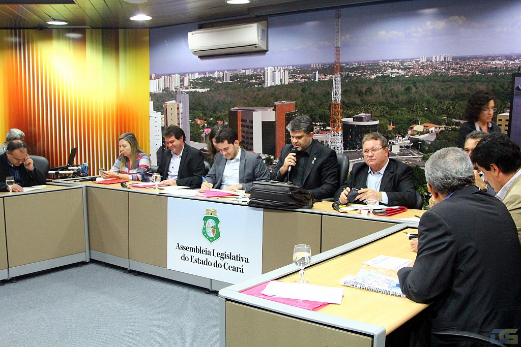 Em reunião extraordinária na noite desta segunda-feira (23), comissões da Assembleia Legislativa aprovaram as mensagens nº7.905/15 e 7.906/15, de autoria do Poder Executivo, que alteram as alíquotas do ICMS e do IPVA no Estado. A primeira propõe a redução da carga tributária de produtos como capacetes para motos, fraldas e bicicletas, e o aumento da alíquota de bebidas alcoólicas e gasolina. A segunda trata de acréscimo no imposto para automóveis, caminhonetes e utilitários com potência superior a 100CV (Foto: Rodrigo Rocha) Em reunião extraordinária na noite desta segunda-feira (23), comissões da Assembleia Legislativa aprovaram as mensagens nº7.905/15 e 7.906/15, de autoria do Poder Executivo, que alteram as alíquotas do ICMS e do IPVA no Estado. A primeira propõe a redução da carga tributária de produtos como capacetes para motos, fraldas e bicicletas, e o aumento da alíquota de bebidas alcoólicas e gasolina. A segunda trata de acréscimo no imposto para automóveis, caminhonetes e utilitários com potência superior a 100CV