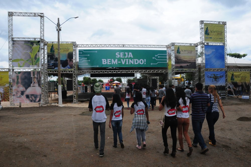 Começou a maior feira agrotecnológica da Região Norte do País, a 16ª edição da Feira de Tecnologia Agropecuária do Tocantins (Agrotins 2016), que já se consolidou como um evento nacional de inovações do setor e deve movimentar cerca de R$ 500 milhões em negócios, durante os cinco dias de feira; a expectativa para esta edição, que terá como tema Tecnologia a favor do homem e da natureza, é receber 100 mil visitantes no Parque Agrotecnológico de Palmas; este ano, a feira, com 550 expositores, prossegue até sábado (7), sempre das 9 às 17 horas, no Centro Agrotecnológico de Palmas, Rodovia TO-050, saída para Porto Nacional (Foto: Leonardo Lucena) Começou a maior feira agrotecnológica da Região Norte do País, a 16ª edição da Feira de Tecnologia Agropecuária do Tocantins (Agrotins 2016), que já se consolidou como um evento nacional de inovações do setor e deve movimentar cerca de R$ 500 milhões em negócios, durante os cinco dias de feira; a expectativa para esta edição, que terá como tema Tecnologia a favor do homem e da natureza, é receber 100 mil visitantes no Parque Agrotecnológico de Palmas; este ano, a feira, com 550 expositores, prossegue até sábado (7), sempre das 9 às 17 horas, no Centro Agrotecnológico de Palmas, Rodovia TO-050, saída para Porto Nacional