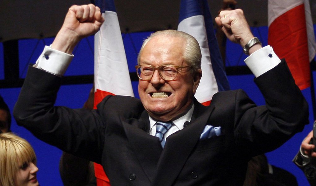 Antigo chefe da extrema direita francesa Jean-Marie Le Pen, definiu a “vitória da Frente Nacional” como “uma vitória da França”, e apelou aos candidatos do partido para permanecerem “mobilizados” para o segundo turno no dia 13 de dezembro; ofundador da FN em 1972, o deputado europeu foi excluído do partido em agosto por iniciativa de sua filha Marine, que dirige a organização, após meses de um conflito originado pelas declarações do patriarca sobre o holocausto (Foto: Roberta Namour) Antigo chefe da extrema direita francesa Jean-Marie Le Pen, definiu a “vitória da Frente Nacional” como “uma vitória da França”, e apelou aos candidatos do partido para permanecerem “mobilizados” para o segundo turno no dia 13 de dezembro; ofundador da FN em 1972, o deputado europeu foi excluído do partido em agosto por iniciativa de sua filha Marine, que dirige a organização, após meses de um conflito originado pelas declarações do patriarca sobre o holocausto