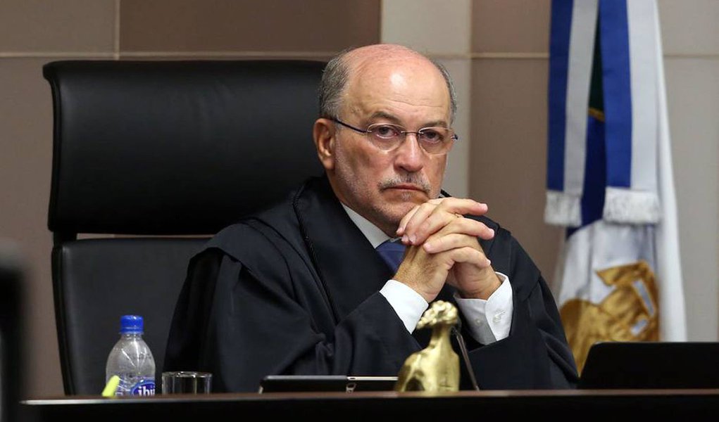 Aroldo Cedraz é alvo de uma sindicância interna que investiga suspeita de tráfico de influência envolvendo seu filho, o advogado Tiago Cedraz, acusado pelo dono da UTC, Ricardo Pessoa, de receber R$ 1 milhão para atuar em seu favor no órgão; “A acusação (de Pessoa) é gravíssima e põe em xeque o maior patrimônio que uma instituição como o TCU pode ter: sua credibilidade”, postou nas redes sociais o procurador Júlio Marcelo de Oliveira, do Ministério Público de Contas (Foto: Roberta Namour) Aroldo Cedraz é alvo de uma sindicância interna que investiga suspeita de tráfico de influência envolvendo seu filho, o advogado Tiago Cedraz, acusado pelo dono da UTC, Ricardo Pessoa, de receber R$ 1 milhão para atuar em seu favor no órgão; “A acusação (de Pessoa) é gravíssima e põe em xeque o maior patrimônio que uma instituição como o TCU pode ter: sua credibilidade”, postou nas redes sociais o procurador Júlio Marcelo de Oliveira, do Ministério Público de Contas