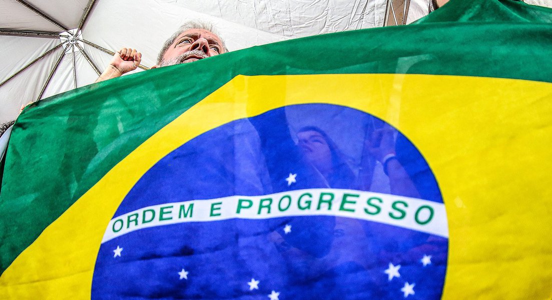 O ex-presidente Lula discursou nesta manhã em Brasília, contra o golpe parlamentar que será votado amanhã na Câmara dos Deputados e disse que "baderneiro é quem tenta matar a democracia"; ele também demonstrou otimismo na capacidade do governo de obter os votos necessários para barrar o impeachment da presidente Dilma Rousseff; "Ainda tenho três governadores para conversar", disse ele; "Vou conversar com governadores que eu acho que eles podem nos ajudar", completou (Foto: Leonardo Attuch) O ex-presidente Lula discursou nesta manhã em Brasília, contra o golpe parlamentar que será votado amanhã na Câmara dos Deputados e disse que "baderneiro é quem tenta matar a democracia"; ele também demonstrou otimismo na capacidade do governo de obter os votos necessários para barrar o impeachment da presidente Dilma Rousseff; "Ainda tenho três governadores para conversar", disse ele; "Vou conversar com governadores que eu acho que eles podem nos ajudar", completou