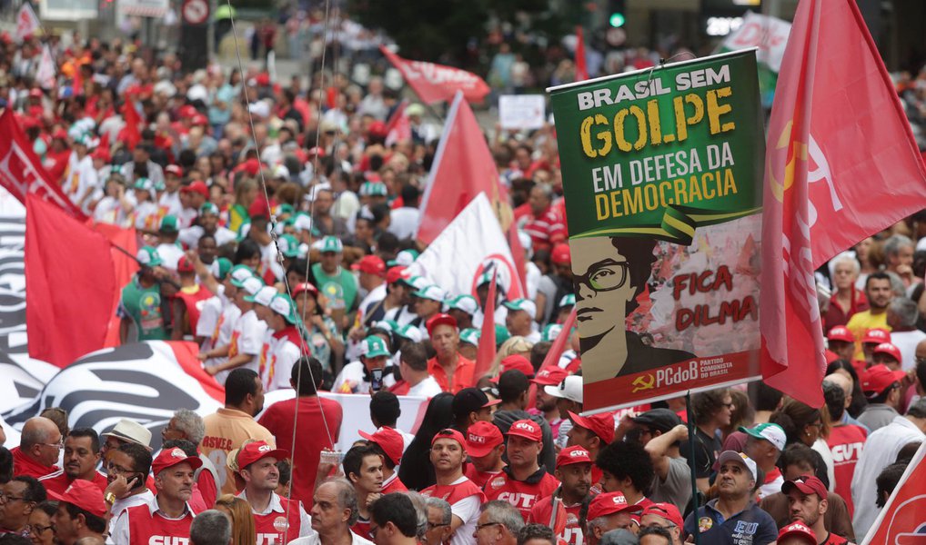Não permitiremos a vitória do golpe que pretende demolir todos os avanços sociais alcançados nos últimos anos. Não engoliremos Eduardo Cunha na vice-presidência da República. Estamos nas ruas e vamos continuar até este domingo em vigília para enfrentar os golpistas (Foto: Paulo Rocha) Não permitiremos a vitória do golpe que pretende demolir todos os avanços sociais alcançados nos últimos anos. Não engoliremos Eduardo Cunha na vice-presidência da República. Estamos nas ruas e vamos continuar até este domingo em vigília para enfrentar os golpistas