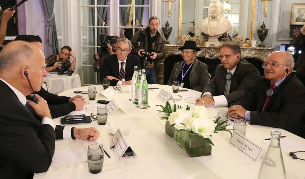 Os chefes dos Executivos estaduais e de províncias, integrantes do grupo de Governadores para o Clima e Florestas (GCF), entre eles Marcelo Miranda, se reuniram nesta terça-feira, 8, com o governador da Califórnia, Estados Unidos, Jerry Brown Jr., durante evento que integra a programação da 21ª Conferência das Partes do Clima (COP-21), em Paris; Marcelo apresentou as propostas que o Tocantins se comprometeu a realizar para conter a emissão de gases do efeito estufa, entre elas a redução dos efeitos críticos de seca prolongada na região sudeste do Estado, criação de unidades de proteção, unidades de conservação e incentivo e implantação da política de Pagamentos por Serviços Ambientais (PSA) (Foto: Aquiles Lins) Os chefes dos Executivos estaduais e de províncias, integrantes do grupo de Governadores para o Clima e Florestas (GCF), entre eles Marcelo Miranda, se reuniram nesta terça-feira, 8, com o governador da Califórnia, Estados Unidos, Jerry Brown Jr., durante evento que integra a programação da 21ª Conferência das Partes do Clima (COP-21), em Paris; Marcelo apresentou as propostas que o Tocantins se comprometeu a realizar para conter a emissão de gases do efeito estufa, entre elas a redução dos efeitos críticos de seca prolongada na região sudeste do Estado, criação de unidades de proteção, unidades de conservação e incentivo e implantação da política de Pagamentos por Serviços Ambientais (PSA)
