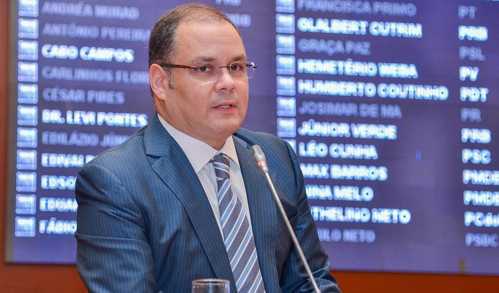 Em contundente pronunciamento, na tribuna, o líder do Governo na Assembleia Legislativa (AL-MA), deputado Rogério Cafeteira (PSB), membro da Frente Parlamentar em Defesa das Rodovias Federais do Maranhão, clamou pela união de todos os deputados pela solução da questão da BR 135 e outras rodovias do Estado; segundo ele, a Frente visitou as obras e constatou que se trata apenas de um reparo emergencial para promover o mínimo de trafegabilidade, mas que está longe de uma obra que resolva o problema; "Não podemos nos acomodar com o que vimos e ouvimos" (Foto: Leonardo Lucena) Em contundente pronunciamento, na tribuna, o líder do Governo na Assembleia Legislativa (AL-MA), deputado Rogério Cafeteira (PSB), membro da Frente Parlamentar em Defesa das Rodovias Federais do Maranhão, clamou pela união de todos os deputados pela solução da questão da BR 135 e outras rodovias do Estado; segundo ele, a Frente visitou as obras e constatou que se trata apenas de um reparo emergencial para promover o mínimo de trafegabilidade, mas que está longe de uma obra que resolva o problema; "Não podemos nos acomodar com o que vimos e ouvimos"