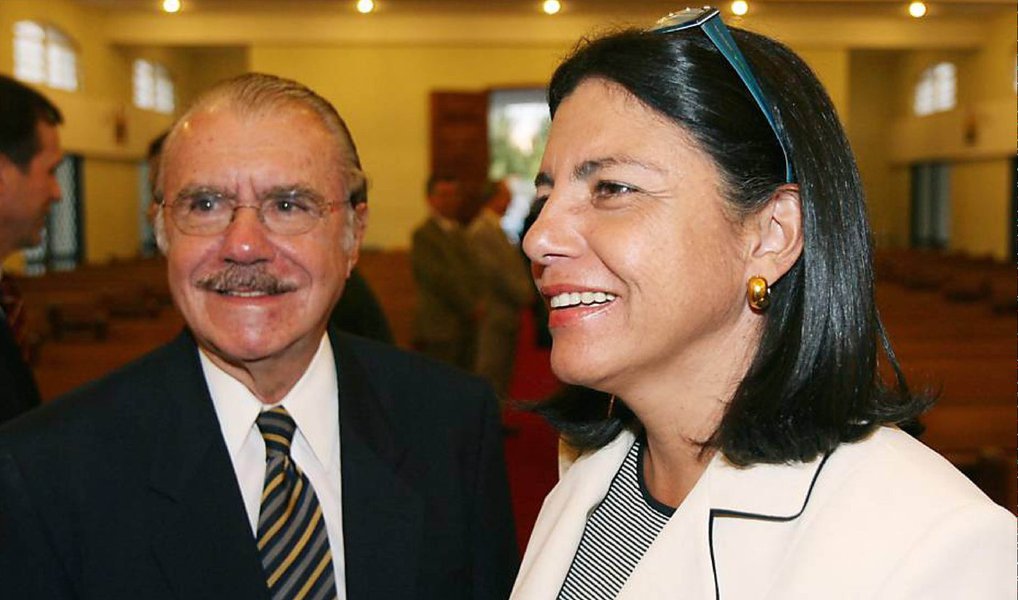 No que depender do ex-presidente José Sarney (PMDB-AP), a sua filha e ex-governadora do Maranhão, Roseana Sarney (PMDB-MA), será ministra de um eventual governo Michel Temer (PMDB); a informação é do blog do Marrapá; nos bastidores de Brasília, peemedebistas mais empolgados como os ex-deputados Chiquinho Escórcio e Sétimo Waquim até arriscam quais pastas a ex-governadora poderá comandar: Infraestrutura ou Integração Nacional; Sarney, cuja família dominou por quase 50 anos a política maranhense, é um dos mais empenhados em ver a presidente Dilma (PT) renunciar ao cargo; o peemedebista, inclusive, admitiu ter votado no senador Aécio Neves (PSDB-MG) na eleição de 2014, apesar de a sigla peemedebista integrar oficialmente a base aliada da petista (Foto: Leonardo Lucena) No que depender do ex-presidente José Sarney (PMDB-AP), a sua filha e ex-governadora do Maranhão, Roseana Sarney (PMDB-MA), será ministra de um eventual governo Michel Temer (PMDB); a informação é do blog do Marrapá; nos bastidores de Brasília, peemedebistas mais empolgados como os ex-deputados Chiquinho Escórcio e Sétimo Waquim até arriscam quais pastas a ex-governadora poderá comandar: Infraestrutura ou Integração Nacional; Sarney, cuja família dominou por quase 50 anos a política maranhense, é um dos mais empenhados em ver a presidente Dilma (PT) renunciar ao cargo; o peemedebista, inclusive, admitiu ter votado no senador Aécio Neves (PSDB-MG) na eleição de 2014, apesar de a sigla peemedebista integrar oficialmente a base aliada da petista