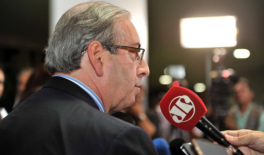 Pesquisa Datafolha aponta aumento de 65% para 76% nos últimos dois meses o percentual de brasileiros que defendem a renúncia do presidente da Câmara dos Deputados, Eduardo Cunha (PMDB-RJ); só 12% dos eleitores são contra a saída dele do comando da Casa; já a reprovação ao Congresso caiu cinco pontos (de 53% para 48%); sobre a eventual cassação do mandato de Cunha, 78% dos brasileiros são a favor de que isso aconteça; o Supremo Tribunal Federal (STF) vai decidir na próxima quarta-feira (2) se aceita ou não a denúncia contra Cunha; ele é investigado pela Lava Jato, em denúncia apresentada pela Procuradoria Geral da República (PGR), por suposta propina em um contrato de navios-sonda da Petrobras (Foto: Roberta Namour) Pesquisa Datafolha aponta aumento de 65% para 76% nos últimos dois meses o percentual de brasileiros que defendem a renúncia do presidente da Câmara dos Deputados, Eduardo Cunha (PMDB-RJ); só 12% dos eleitores são contra a saída dele do comando da Casa; já a reprovação ao Congresso caiu cinco pontos (de 53% para 48%); sobre a eventual cassação do mandato de Cunha, 78% dos brasileiros são a favor de que isso aconteça; o Supremo Tribunal Federal (STF) vai decidir na próxima quarta-feira (2) se aceita ou não a denúncia contra Cunha; ele é investigado pela Lava Jato, em denúncia apresentada pela Procuradoria Geral da República (PGR), por suposta propina em um contrato de navios-sonda da Petrobras