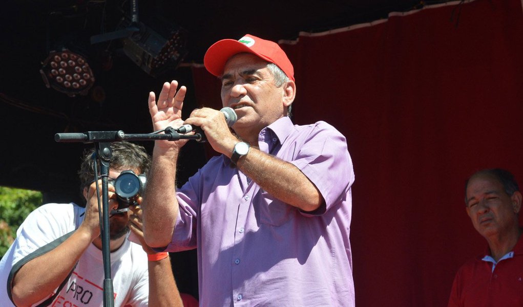 Ex-ministro Gilberto Carvalho disse neste domingo (1º), em ato do Dia do Trabalho em Brasília, que golpe parlamentar proporciona a reaproximação da juventude com o campo progressista, “gente que nem gosta do PT, que não gosta do governo, mas que está defendendo os direitos sociais e a democracia”; ato na capital federal, chamado de Virada Cultural, começou ontem (30) e foi retomado na manhã do domingo com a participação de artistas locais e de políticos; organizado para comemorar o Dia do Trabalho, o evento também foi um ato de crítica ao processo de impeachment (Foto: Realle Palazzo-Martini) Ex-ministro Gilberto Carvalho disse neste domingo (1º), em ato do Dia do Trabalho em Brasília, que golpe parlamentar proporciona a reaproximação da juventude com o campo progressista, “gente que nem gosta do PT, que não gosta do governo, mas que está defendendo os direitos sociais e a democracia”; ato na capital federal, chamado de Virada Cultural, começou ontem (30) e foi retomado na manhã do domingo com a participação de artistas locais e de políticos; organizado para comemorar o Dia do Trabalho, o evento também foi um ato de crítica ao processo de impeachment