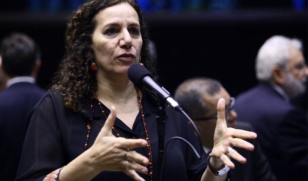 A deputada federal Jandira Feghali (PCdoB-RJ) usou a tribuna da Câmara Federal para criticar um eventual governo do vice-presidente da República, Michel Temer (PMDB), caso a presidente Dilma seja afastada; "Temer terá confronto para que esse governo não siga adiante. Ungido pelo golpe, Temer não conseguirá caminhar, não conseguirá sair às ruas", disse; segundo ela, o peemedebista é um "traidor da República, da democracia e do povo brasileiro" (Foto: Leonardo Lucena) A deputada federal Jandira Feghali (PCdoB-RJ) usou a tribuna da Câmara Federal para criticar um eventual governo do vice-presidente da República, Michel Temer (PMDB), caso a presidente Dilma seja afastada; "Temer terá confronto para que esse governo não siga adiante. Ungido pelo golpe, Temer não conseguirá caminhar, não conseguirá sair às ruas", disse; segundo ela, o peemedebista é um "traidor da República, da democracia e do povo brasileiro"