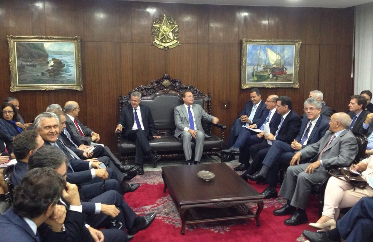 Integrando uma comitiva de governadores que foi visitar o presidente do Senado, Renan Calheiros, em Brasília, Rui Costa pediu 'maior atenção com os temas que dizem respeito às finanças estaduais'; o pacote fiscal anunciado pelo ministro da Fazenda, Nelson Barbosa, está entre as prioridades elencadas; "Os governadores têm papel importante no diálogo e no trabalho. Viemos pedir atenção aos projetos de interesse dos governos estaduais. Não dá para parar o país", disse Rui em relação à morosidade com que temas importantes têm tramitado (Foto: Romulo Faro) Integrando uma comitiva de governadores que foi visitar o presidente do Senado, Renan Calheiros, em Brasília, Rui Costa pediu 'maior atenção com os temas que dizem respeito às finanças estaduais'; o pacote fiscal anunciado pelo ministro da Fazenda, Nelson Barbosa, está entre as prioridades elencadas; "Os governadores têm papel importante no diálogo e no trabalho. Viemos pedir atenção aos projetos de interesse dos governos estaduais. Não dá para parar o país", disse Rui em relação à morosidade com que temas importantes têm tramitado