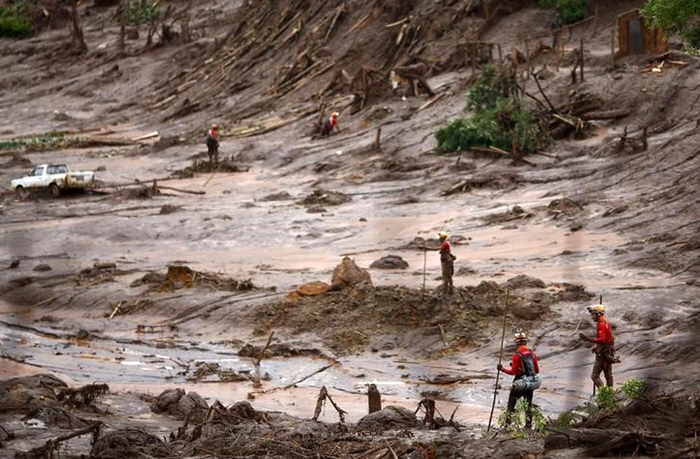Trabalhadores de resgate procuram vítimas em distrito de Bento Rodrigues, em Mariana. 8/11/2015. REUTERS/Ricardo Moraes (Foto: Paulo Emílio) Trabalhadores de resgate procuram vítimas em distrito de Bento Rodrigues, em Mariana. 8/11/2015. REUTERS/Ricardo Moraes