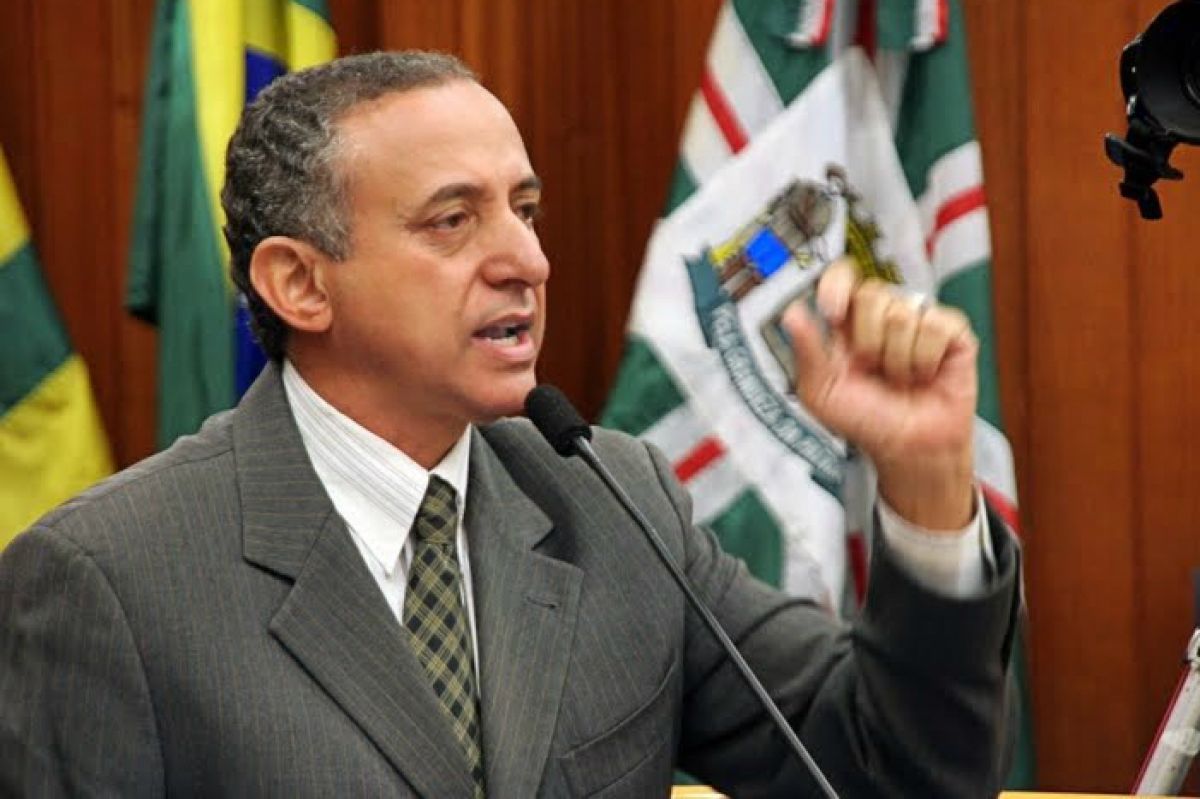 Presidente da Câmara de Goiânia quer pôr em execução a Lei 8220/2003, de autoria do ex-prefeito Pedro Wilson (PT), que prevê a instalação de equipamentos elçetrônicos de controle de estacionamento; o vereador propõe a alteração no tempo de concessão do serviço para a empresa que vencer a concorrência pública de cinco para 20 anos sob a justificativa de que o prazo menor inviabilizaria o retorno dos investimentos privados (Foto: Realle Palazzo-Martini) Presidente da Câmara de Goiânia quer pôr em execução a Lei 8220/2003, de autoria do ex-prefeito Pedro Wilson (PT), que prevê a instalação de equipamentos elçetrônicos de controle de estacionamento; o vereador propõe a alteração no tempo de concessão do serviço para a empresa que vencer a concorrência pública de cinco para 20 anos sob a justificativa de que o prazo menor inviabilizaria o retorno dos investimentos privados