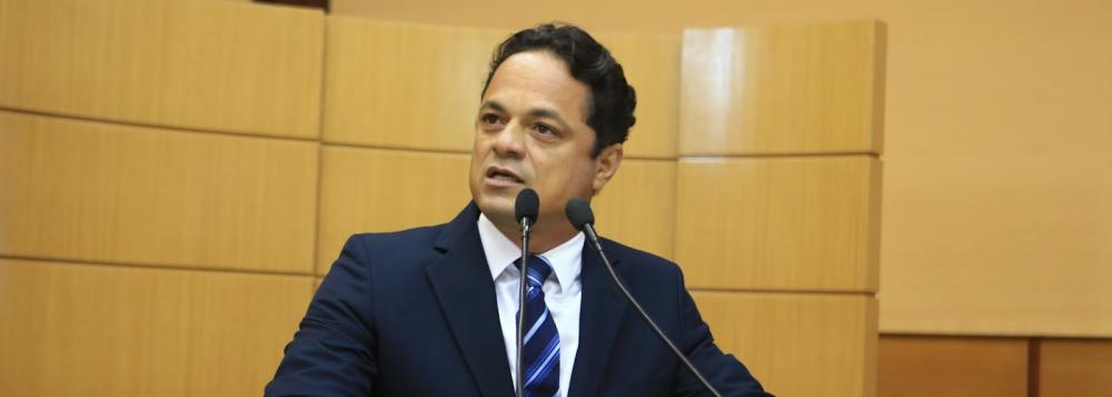 No quarto dia de julgamentos dos deputados estaduais acusados de irregularidades no uso das verbas de subvenção, o Tribunal Regional Eleitoral de Sergipe condenou, por unanimidade, nesta sexta (27), Samuel Alves (PSL) a perda do mandato e inelegibilidade por oito anos, além do pagamento de multa máxima de R$ 106 mil; Maria Mendonça, do PP, e Ana Lúcia, do PT, foram multadas; Com Samuel, já são três os parlamentares sergipanos cassados; Augusto Bezerra (DEM) e Paulinho da Varzinhas (PT do B) foram os outros condenados a perda de mandato (Foto: Valter Lima) No quarto dia de julgamentos dos deputados estaduais acusados de irregularidades no uso das verbas de subvenção, o Tribunal Regional Eleitoral de Sergipe condenou, por unanimidade, nesta sexta (27), Samuel Alves (PSL) a perda do mandato e inelegibilidade por oito anos, além do pagamento de multa máxima de R$ 106 mil; Maria Mendonça, do PP, e Ana Lúcia, do PT, foram multadas; Com Samuel, já são três os parlamentares sergipanos cassados; Augusto Bezerra (DEM) e Paulinho da Varzinhas (PT do B) foram os outros condenados a perda de mandato