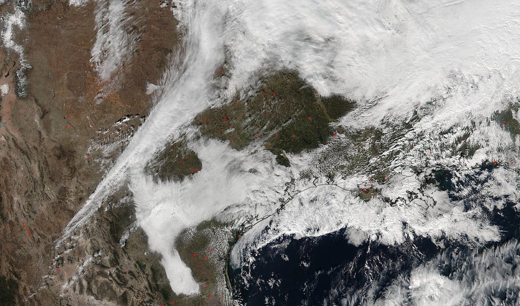 Washington, Nova York e outras cidades na costa leste dos EUA prepararam grandes frotas de escavadeiras de neve, milhares de voos foram cancelados e moradores estocaram mantimentos à espera de uma tempestade de inverno que deve despejar até 76 centímetros de neve sobre a região; alertas de rajadas de vento foram emitidos no distrito federal de Washington e em Baltimore, com condições extremas esperadas para a tarde de sexta-feira, enquanto Nova York se prepara para receber as primeiras pancadas de neve neste sábado (Foto: José Barbacena) Washington, Nova York e outras cidades na costa leste dos EUA prepararam grandes frotas de escavadeiras de neve, milhares de voos foram cancelados e moradores estocaram mantimentos à espera de uma tempestade de inverno que deve despejar até 76 centímetros de neve sobre a região; alertas de rajadas de vento foram emitidos no distrito federal de Washington e em Baltimore, com condições extremas esperadas para a tarde de sexta-feira, enquanto Nova York se prepara para receber as primeiras pancadas de neve neste sábado