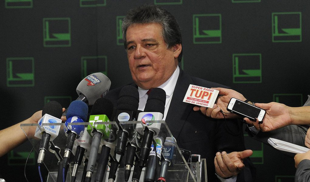 Em discurso dirigido a Eduardo Cunha, o deputado federal Sílvio Costa (PTdoB-PE) disse que o presidente da Câmara pretende ser vice-presidente da República em um eventual governo Michel Temer; "Ele está pensando que Michel Temer vai ser presidente da República e ele vai ser vice", afirmou Costa; "Você não vai ser vice-presidente da República, Eduardo Cunha. Não vai ter golpe. Vocês não vão conseguir 342 votos. Viva a democracia", completou (Foto: Aquiles Lins) Em discurso dirigido a Eduardo Cunha, o deputado federal Sílvio Costa (PTdoB-PE) disse que o presidente da Câmara pretende ser vice-presidente da República em um eventual governo Michel Temer; "Ele está pensando que Michel Temer vai ser presidente da República e ele vai ser vice", afirmou Costa; "Você não vai ser vice-presidente da República, Eduardo Cunha. Não vai ter golpe. Vocês não vão conseguir 342 votos. Viva a democracia", completou