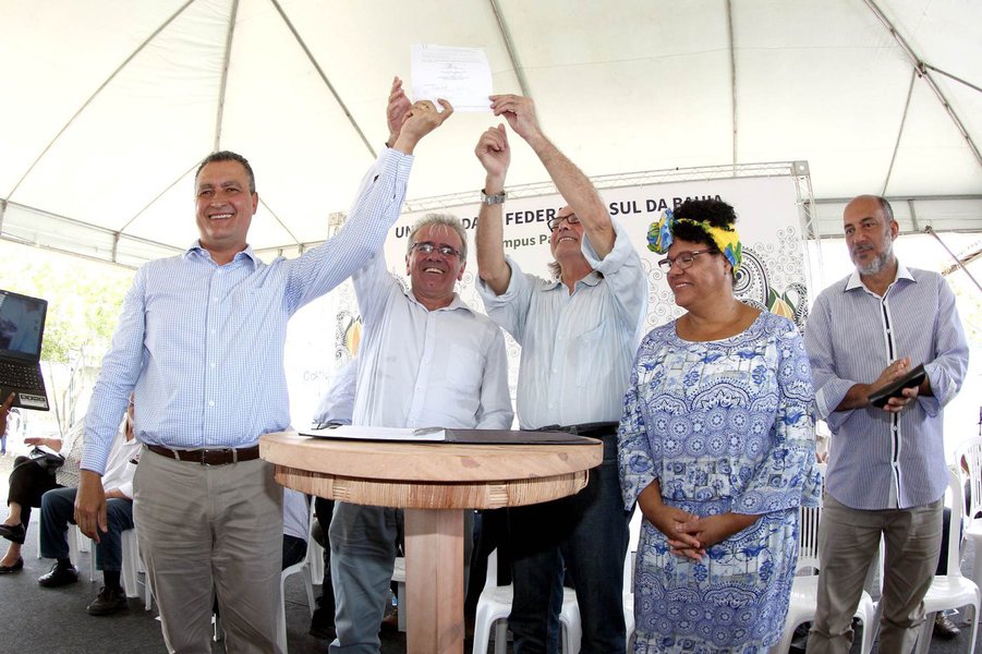 Já está em obras a primeira das 28 policlínicas que serão construídas na Bahia por meio de consórcios interfederativos de saúde; o equipamento, que teve a ordem de serviço assinada pelo governador Rui Costa nesta quinta-feira (28), em Teixeira de Freitas, atenderá aos moradores de 13 municípios do extremo sul baiano; Rui visitou o terreno onde as máquinas já estão fazendo a terraplanagem, e analisou o projeto junto com técnicos; segundo o governador, a obra é um investimento de aproximadamente R$ 11 milhões, além de R$ 6 milhões em equipamentos (Foto: Romulo Faro) Já está em obras a primeira das 28 policlínicas que serão construídas na Bahia por meio de consórcios interfederativos de saúde; o equipamento, que teve a ordem de serviço assinada pelo governador Rui Costa nesta quinta-feira (28), em Teixeira de Freitas, atenderá aos moradores de 13 municípios do extremo sul baiano; Rui visitou o terreno onde as máquinas já estão fazendo a terraplanagem, e analisou o projeto junto com técnicos; segundo o governador, a obra é um investimento de aproximadamente R$ 11 milhões, além de R$ 6 milhões em equipamentos