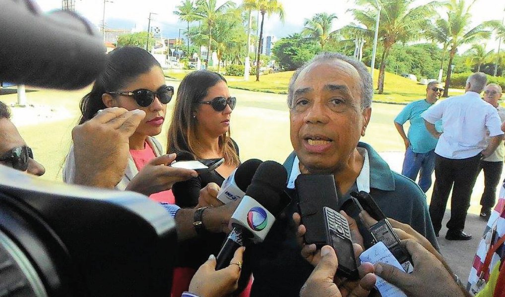 O nome do prefeito João Alves Filho (DEM) aparece na lista de políticos que teriam recebido supostos repasses financeiros da Odebrecht; o documento, que contém mais de 200 nomes de figuras públicas, como deputados, senadores, prefeitos e líderes partidários, foi apreendido durante a 23ª etapa da Operação Lava Jato, realizada no dia 22 de fevereiro último, mas só se tornou público nesta quarta (23); João se disse “indignado” com a citação ao seu nome; o nome do prefeito aparece em três arquivos diferentes (Foto: Valter Lima) O nome do prefeito João Alves Filho (DEM) aparece na lista de políticos que teriam recebido supostos repasses financeiros da Odebrecht; o documento, que contém mais de 200 nomes de figuras públicas, como deputados, senadores, prefeitos e líderes partidários, foi apreendido durante a 23ª etapa da Operação Lava Jato, realizada no dia 22 de fevereiro último, mas só se tornou público nesta quarta (23); João se disse “indignado” com a citação ao seu nome; o nome do prefeito aparece em três arquivos diferentes