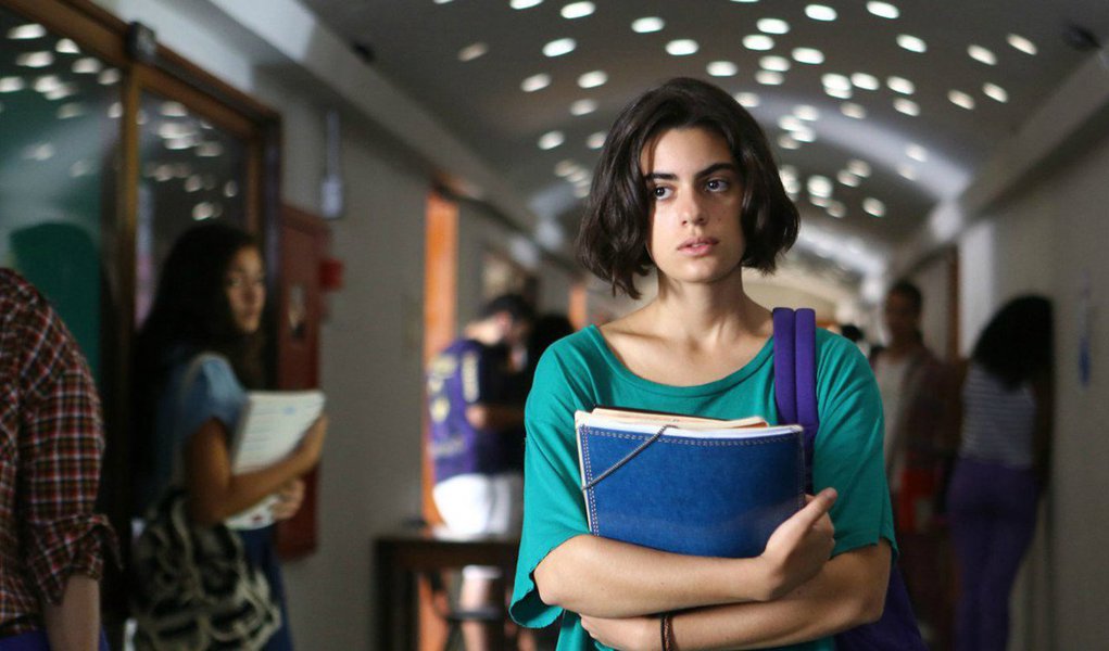 A energia da descoberta cultural e do despertar hormonal da adolescência, matéria-prima de inúmeros sucessos do cinema, formatou um certo padrão estético, que costuma enquadrar os filmes com protagonismo jovem. Por um certo modo de contar diferente sobre isso, talvez, Califórnia, de Marina Person, mereça uma atenção especial da crítica (Foto: Gisele Federicce) A energia da descoberta cultural e do despertar hormonal da adolescência, matéria-prima de inúmeros sucessos do cinema, formatou um certo padrão estético, que costuma enquadrar os filmes com protagonismo jovem. Por um certo modo de contar diferente sobre isso, talvez, Califórnia, de Marina Person, mereça uma atenção especial da crítica