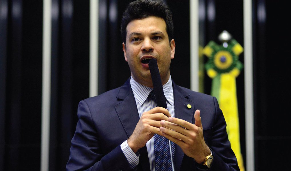 O ex-governador Sérgio Cabral, o governador Luiz Fernando Pezão e o prefeito Eduardo Paes não comparecerão à reunião na terça (29), mas seus suplentes votarão pela saída do governo; o PMDB do Rio tem 12 representantes no Diretório Nacional; o ministro Celso Pansera e o líder do PMDB na Câmara Leonardo Picciani votarão contra a saída do governo
(Foto: Valter Lima) O ex-governador Sérgio Cabral, o governador Luiz Fernando Pezão e o prefeito Eduardo Paes não comparecerão à reunião na terça (29), mas seus suplentes votarão pela saída do governo; o PMDB do Rio tem 12 representantes no Diretório Nacional; o ministro Celso Pansera e o líder do PMDB na Câmara Leonardo Picciani votarão contra a saída do governo