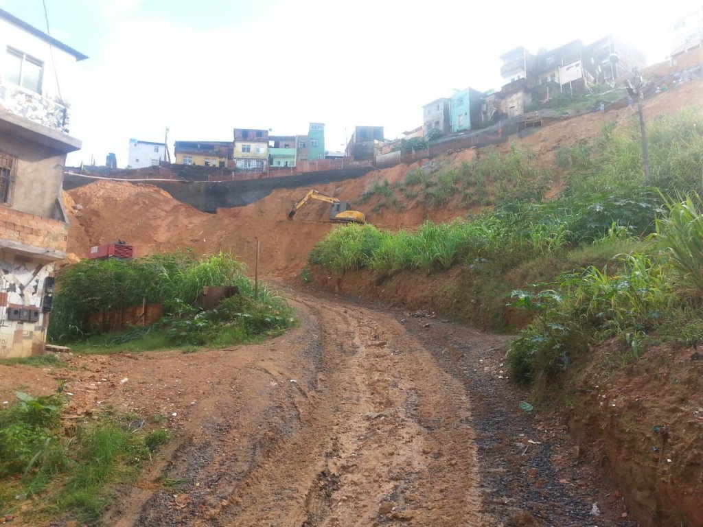 Depois que parte de uma casa desabou na manhã desta quarta-feira em Salvador, por causa da chuva, a prefeitura informou que está trabalhando na contenção de encostas na comunidade do Barro Branco, onde ocorreu o incidente, e que estuda remover famílias que vivem na área; segundo o Executivo municipal, 60% das obras de contenção de encostas na região – que já foi palco de uma tragédia há um ano, quando 11 pessoas morreram soterradas – foram entregues, com investimento de R$ 8 milhões; no entanto, o projeto só será concluído em outubro (Foto: Romulo Faro) Depois que parte de uma casa desabou na manhã desta quarta-feira em Salvador, por causa da chuva, a prefeitura informou que está trabalhando na contenção de encostas na comunidade do Barro Branco, onde ocorreu o incidente, e que estuda remover famílias que vivem na área; segundo o Executivo municipal, 60% das obras de contenção de encostas na região – que já foi palco de uma tragédia há um ano, quando 11 pessoas morreram soterradas – foram entregues, com investimento de R$ 8 milhões; no entanto, o projeto só será concluído em outubro