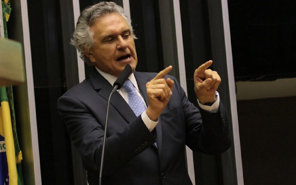 Senador insiste em trabalhar contra e desconstruir o processo de venda da Celg, já autorizada pelo governo federal; agora, Ronaldo Caiado foi ao Twitter, usou números, fez cálculos e garantiu que o governo de Goiás terá prejuízo de R$ 600 milhões com a venda da companhia energética; Conselho Nacional de Desestatização (CND) divulgou que avaliação mínima da Celg para o leilão é de R$ 5,3bilhões, diversas empresas já manifestaram interesse na compra e valor pode chegar a R$ 8 bilhões; discurso derrotista e eleitoreiro de Caiado já foi reprendido por Lúcia Vânia; senadora afirmou que interesses políticos não podem atropelar interesses do Estado (Foto: José Barbacena) Senador insiste em trabalhar contra e desconstruir o processo de venda da Celg, já autorizada pelo governo federal; agora, Ronaldo Caiado foi ao Twitter, usou números, fez cálculos e garantiu que o governo de Goiás terá prejuízo de R$ 600 milhões com a venda da companhia energética; Conselho Nacional de Desestatização (CND) divulgou que avaliação mínima da Celg para o leilão é de R$ 5,3bilhões, diversas empresas já manifestaram interesse na compra e valor pode chegar a R$ 8 bilhões; discurso derrotista e eleitoreiro de Caiado já foi reprendido por Lúcia Vânia; senadora afirmou que interesses políticos não podem atropelar interesses do Estado