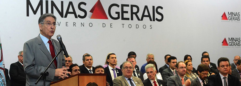 O governador de Minas Gerais, Fernando Pimentel, assinou, no Auditório JK, na Cidade Administrativa, autorização para início de serviço para implantação de 523 Academias ao Ar Livre em 330 municípios de todas as regiões do Estado; estão sendo investidos cerca de R$ 6,9 milhões na aquisição dos equipamentos; segundo o governo, a instalação das Academias ao Ar Livre tem como principal objetivo a universalização do incentivo à prática de atividades físicas e são frutos de demandas da sociedade colhidas durante a realização dos Fóruns Regionais de Governo (Foto: Leonardo Lucena) O governador de Minas Gerais, Fernando Pimentel, assinou, no Auditório JK, na Cidade Administrativa, autorização para início de serviço para implantação de 523 Academias ao Ar Livre em 330 municípios de todas as regiões do Estado; estão sendo investidos cerca de R$ 6,9 milhões na aquisição dos equipamentos; segundo o governo, a instalação das Academias ao Ar Livre tem como principal objetivo a universalização do incentivo à prática de atividades físicas e são frutos de demandas da sociedade colhidas durante a realização dos Fóruns Regionais de Governo