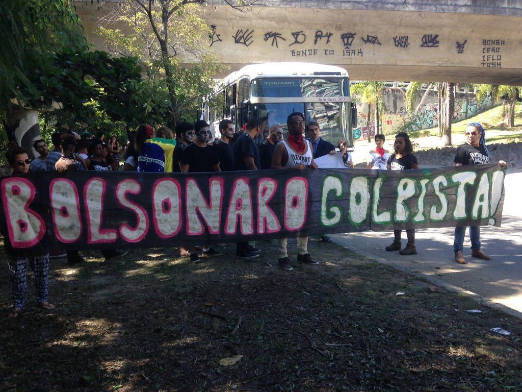 Em nota, o Levante Popular da Juventude, responsável pelo ato de escracho em frente à casa do deputado na manhã deste domingo 24, justifica: "Bolsonaro é golpista: ele um dos principais apoiadores do Golpe em curso (...). Bolsonaro é órfão da ditadura militar, é inimigos das mulheres, é inimigo dos LGBTs, é corrupto"; leia a íntegra (Foto: Gisele Federicce) Em nota, o Levante Popular da Juventude, responsável pelo ato de escracho em frente à casa do deputado na manhã deste domingo 24, justifica: "Bolsonaro é golpista: ele um dos principais apoiadores do Golpe em curso (...). Bolsonaro é órfão da ditadura militar, é inimigos das mulheres, é inimigo dos LGBTs, é corrupto"; leia a íntegra