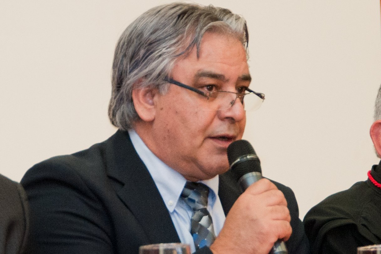 O Procurador-Geral de Justiça (PGJ), Clenan Renaut de Melo Pereira, assinou o ato nº 023/2016 que concede aposentadoria voluntária por tempo de contribuição ao Promotor de Justiça César Roberto Simoni de Freitas; o documento foi encaminhado para publicação no Diário Oficial do Estado e também no Diário Oficial do Ministério Público; césar Roberto Simoni de Freitas tem 57 anos de idade e ingressou no MP-TO no ano de 1990; afastou-se da função de Promotor de Justiça em dezembro de 2014, quando assumiu cargo no executivo estadual como Secretário Estadual de Segurança Pública (Foto: Leonardo Lucena) O Procurador-Geral de Justiça (PGJ), Clenan Renaut de Melo Pereira, assinou o ato nº 023/2016 que concede aposentadoria voluntária por tempo de contribuição ao Promotor de Justiça César Roberto Simoni de Freitas; o documento foi encaminhado para publicação no Diário Oficial do Estado e também no Diário Oficial do Ministério Público; césar Roberto Simoni de Freitas tem 57 anos de idade e ingressou no MP-TO no ano de 1990; afastou-se da função de Promotor de Justiça em dezembro de 2014, quando assumiu cargo no executivo estadual como Secretário Estadual de Segurança Pública