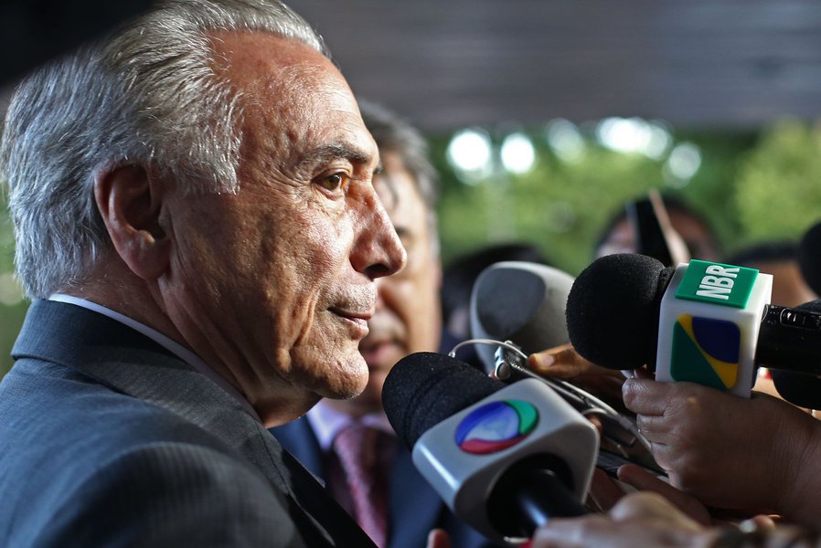 Vice-presidente entrou com um pedido nesta quarta-feira 13 no Tribunal Superior Eleitoral para que o processo que tramita na Corte pedindo a cassação da chapa Dilma/Temer tenha as responsabilizações de ambos separadas; de acordo com a defesa de Michel Temer, caso o TSE julgue procedente a ação de investigação, o vice não deveria receber a mesma sanção, já que, segundo Temer, as acusações são de que somente ela e o PT teriam feito arrecadação ilícita de campanha (Foto: Gisele Federicce) Vice-presidente entrou com um pedido nesta quarta-feira 13 no Tribunal Superior Eleitoral para que o processo que tramita na Corte pedindo a cassação da chapa Dilma/Temer tenha as responsabilizações de ambos separadas; de acordo com a defesa de Michel Temer, caso o TSE julgue procedente a ação de investigação, o vice não deveria receber a mesma sanção, já que, segundo Temer, as acusações são de que somente ela e o PT teriam feito arrecadação ilícita de campanha