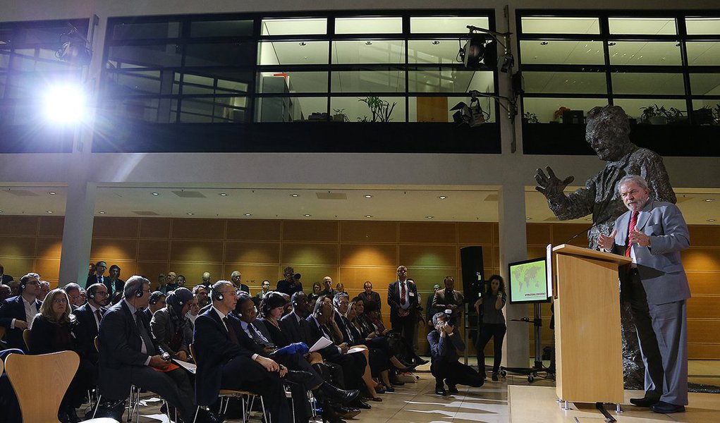 Em Berlim, onde participou da Conferência Internacional do Congresso do Partido Social-Democrata Alemã (SPD), nesta quarta-feira 9, o ex-presidente afirmou em seu discurso que a oposição no Brasil "não desceu do palanque" desde as eleições de 2014 e que o presidente da Câmara, Eduardo Cunha, "num gesto de vingança" contra o PT aceitou na semana passada um dos pedidos de impeachment apresentados contra a presidente Dilma Rousseff; Lula chamou a votação de ontem, secreta e com chapa alternativa para a formação da comissão de impeachment, de "afronta jamais vista no País"; "O que está em jogo não é o julgamento da presidenta Dilma, é o estado democrático de direito. Na verdade é uma tentativa de golpe explícito contra o Brasil e contra a presidenta Dilma Rousseff", disse (Foto: Gisele Federicce) Em Berlim, onde participou da Conferência Internacional do Congresso do Partido Social-Democrata Alemã (SPD), nesta quarta-feira 9, o ex-presidente afirmou em seu discurso que a oposição no Brasil "não desceu do palanque" desde as eleições de 2014 e que o presidente da Câmara, Eduardo Cunha, "num gesto de vingança" contra o PT aceitou na semana passada um dos pedidos de impeachment apresentados contra a presidente Dilma Rousseff; Lula chamou a votação de ontem, secreta e com chapa alternativa para a formação da comissão de impeachment, de "afronta jamais vista no País"; "O que está em jogo não é o julgamento da presidenta Dilma, é o estado democrático de direito. Na verdade é uma tentativa de golpe explícito contra o Brasil e contra a presidenta Dilma Rousseff", disse