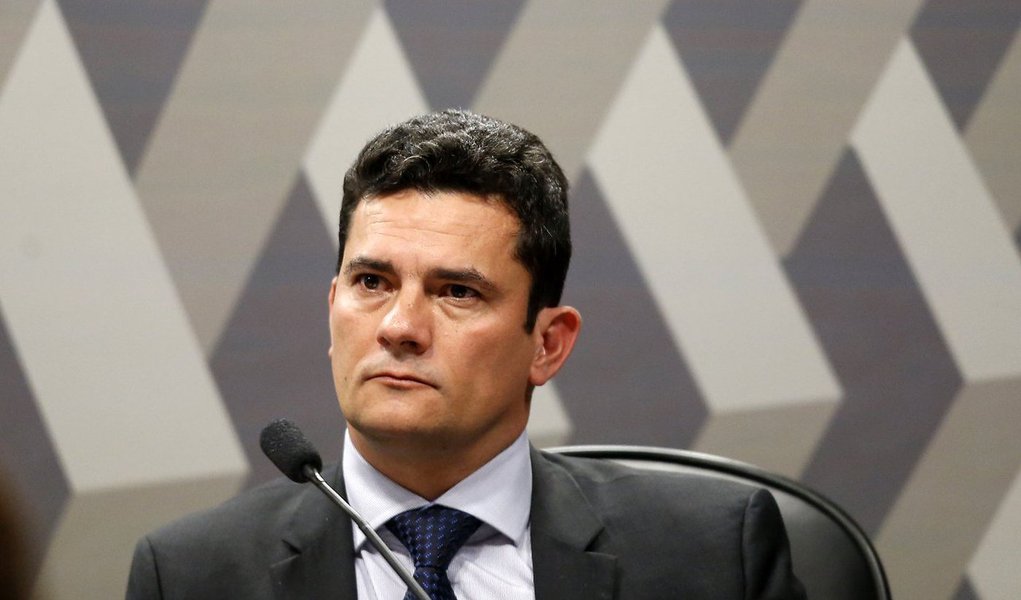 Para o advogado Lenio Streck, membro da Academia Brasileira de Direito Constitucional, "foi o maior equívoco de Moro na Lava Jato. O juiz cometeu um grave erro, uma violação gravíssima, com consequências absolutamente indesejáveis no mundo jurídico e na política. O direito às vezes não alcança a política, e Moro ultrapassou esse limite"; professor de processo penal da USP, Gustavo Henrique Badaró também diz que "não há qualquer exceção ao sigilo, a lei é clara" (Foto: Roberta Namour) Para o advogado Lenio Streck, membro da Academia Brasileira de Direito Constitucional, "foi o maior equívoco de Moro na Lava Jato. O juiz cometeu um grave erro, uma violação gravíssima, com consequências absolutamente indesejáveis no mundo jurídico e na política. O direito às vezes não alcança a política, e Moro ultrapassou esse limite"; professor de processo penal da USP, Gustavo Henrique Badaró também diz que "não há qualquer exceção ao sigilo, a lei é clara"